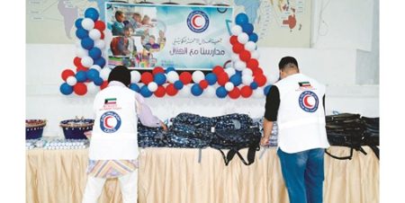 «الهلال الأحمر» وزعت 600 حقيبة مدرسية ولوازمها لأبناء الأسر المحتاجة