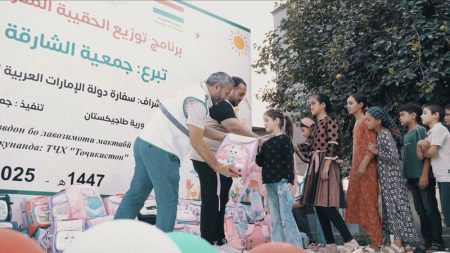 20 ألف حقيبة مدرسية وزّعتها «خيرية الشارقة» على الأيتام في 14 دولة