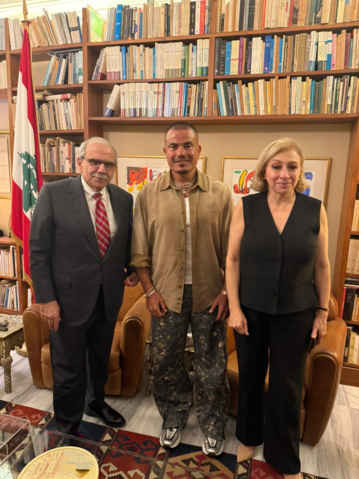 رئيس وزراء لبنان يستقبل عمرو دياب ويكتب على إنستغرام: “بيروت بتحبك يا عمرو” ( صور )