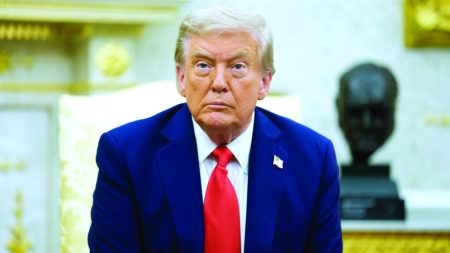 رسوم ترامب الجمركية على الهند تهدد صناعات المنسوجات والألماس