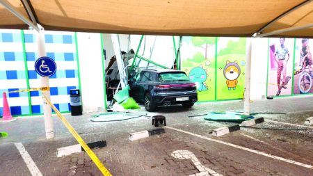 ارتباك سائقة يتسبب في اقتحام مركبتها محلاً تجارياً بشارع الوصل