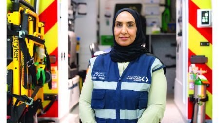 مسعفة إماراتية تنقذ حياة مواطن خلال عودتها إلى المنزل