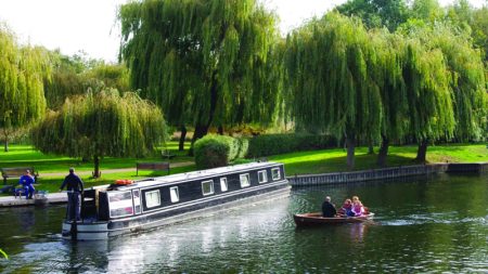 أصحاب «البيوت العائمة» في بريطانيا يخشون تغيير القواعد التنظيمية