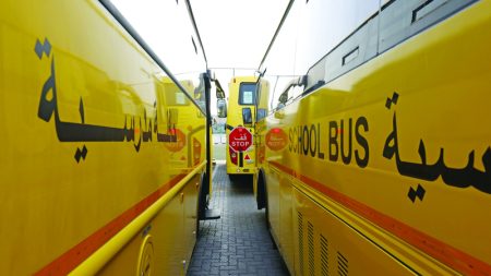 تجاوزات سائقي «حافلات مدرسية» تربك السير في الأحياء السكنية صباحاً