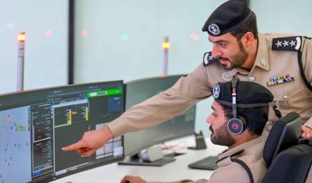 بأقل من عشر دقائق.. شرطة الشارقة تنقذ شخصين من داخل مركبة تعرضت لعطل فني