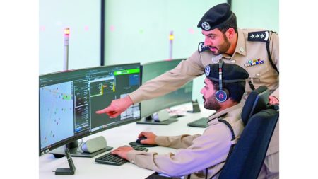 إنقاذ شخصين في مركبة كهربائية تعطلت نوافذها