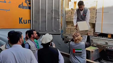 «الهلال الأحمر» تُسلِّم الدفعة الأولى من المساعدات الطبية للشعب الأفغاني