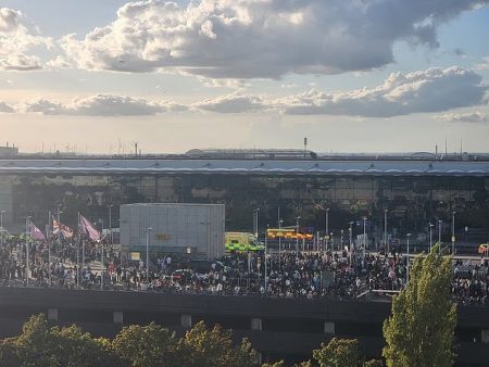 إخلاء مبنى في مطار هيثرو بسبب “مواد خطرة”