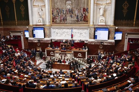 البرلمان الفرنسي يطيح بحكومة بايرو خلال تصويت بالثقة