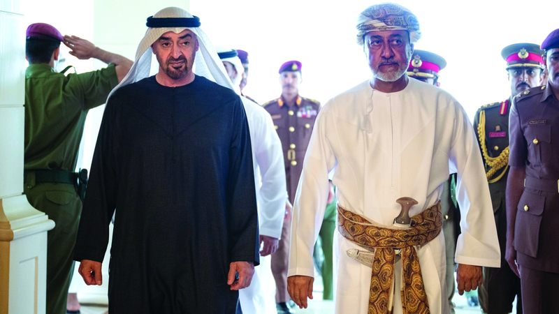 رئيس الدولة وسلطان عُمان: ندعم كل ما تتخذه قطر من إجراءات لحماية أمنها وسيادتها