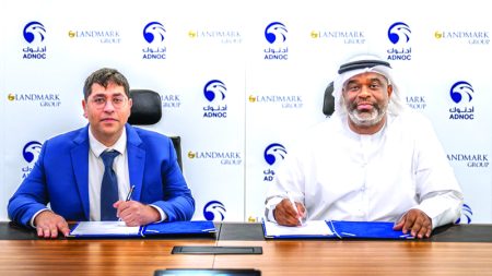 تعاون بين «أدنوك للتوزيع» و«مجموعة لاندمارك» في برامج الولاء