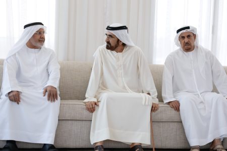 محمد بن راشد يقدم واجب العزاء في وفاة حسين خانصاحب