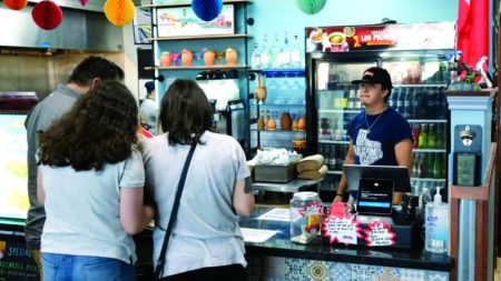 مداهمات شرطة الهجرة الأميركية تثير مخاوف عمال وزبائن مطاعم في تكساس