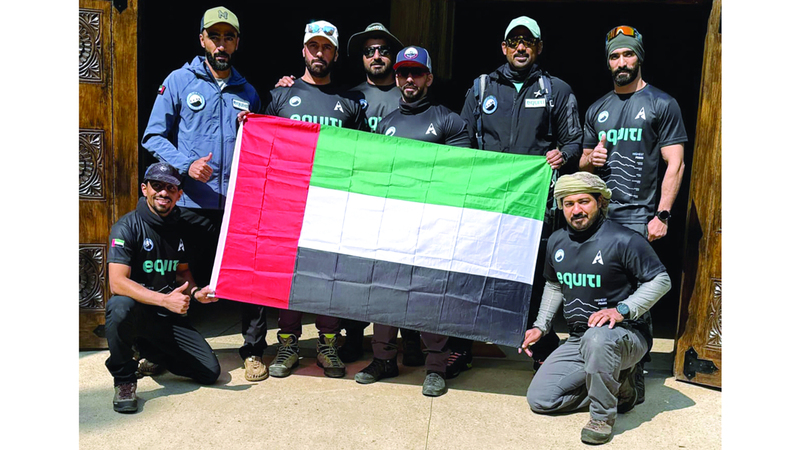 شباب إماراتيون يرفعون راية الوطن على قمة كليمنجارو الأعلى في إفريقيا