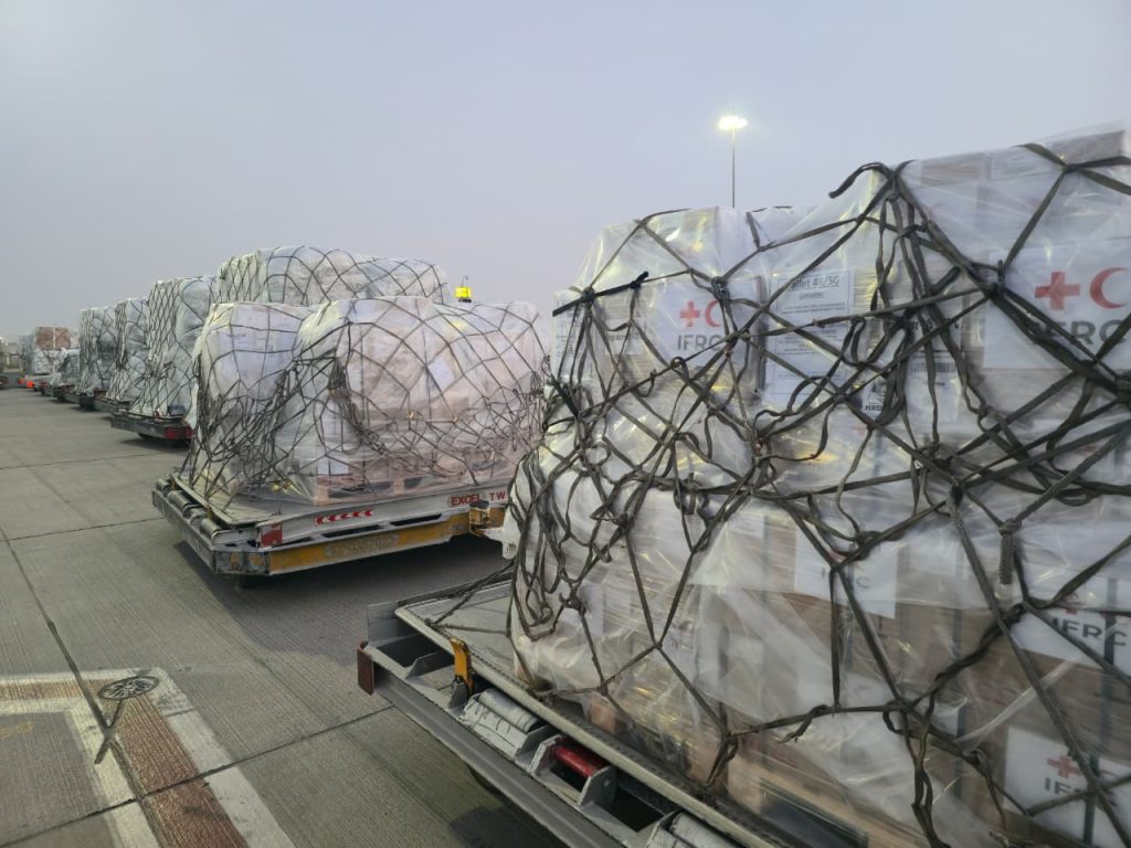 بتوجيهات محمد بن راشد.. دبي الإنسانية تسيّر شحنة جوية إغاثية ثانية إلى أفغانستان خلال أقل من أسبوع