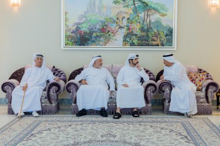 حمدان بن محمد يقدّم واجب العزاء في وفاة حسين بن عبدالرحمن خانصاحب