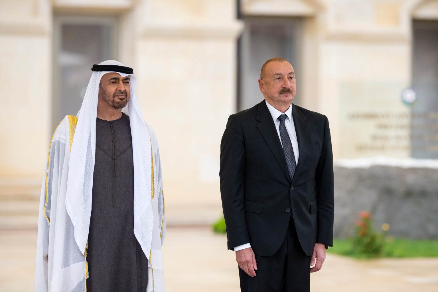 جرت لسموه مراسم استقبال رسمية.. رئيس الدولة يصل المبنى الإداري في كاراباخ يرافقه الرئيس الأذري