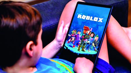 رسائل تستدرج الأطفال لتجاوز حظر دردشة «روبلوكس»