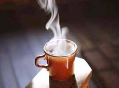 المشروبات الساخنة.. خطر خفي على المريء