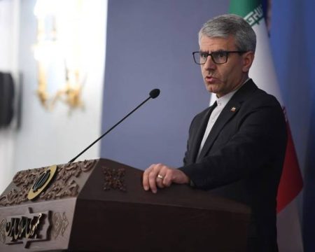 إيران تلوّح بالانسحاب النووي وتعرض خفض التخصيب بشروط