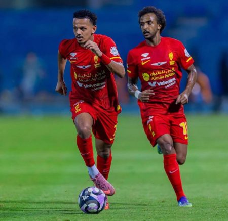 اللاعب يرفض تجديد عقده.. العمار بين الأهلي والهلال.. والبديل «مختار علي»