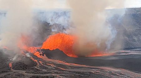 بركان كيلاويا في هاواي يثور ويقذف حمما بارتفاع 100 متر