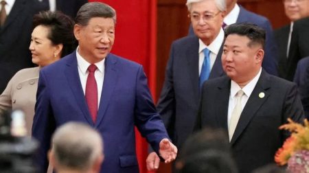 رغم الخلافات بين الدولتين.. كيم يصافح رئيس البرلمان الكوري الجنوبي في بكين