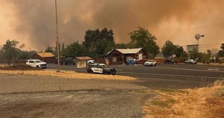 حريق ضخم يجتاح بلدة تاريخية في كاليفورنيا ويجبرها على الإخلاء