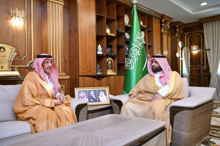 أمير جازان يطلع على الخدمات اللوجستية للطرق خلال الحالة المطرية