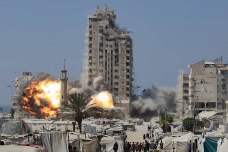 ارتفاع ضحايا التجويع.. أوامر إخلاء إسرائيلية وقصف عنيف على غزة