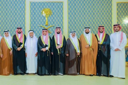 القحطاني يحتفي بزواج حسن