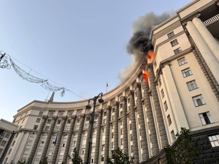 رغم نفي روسيا.. زيلينسكي يتهم موسكو باستهداف مبانٍ سكنية