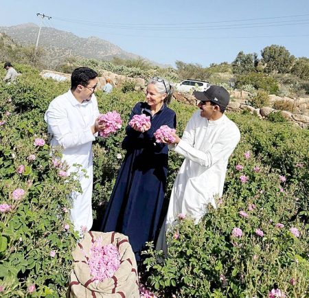السائحة «شيلا» الشغوفة بالطائف.. على خطى «شابانا» وزيرة داخلية بريطانيا