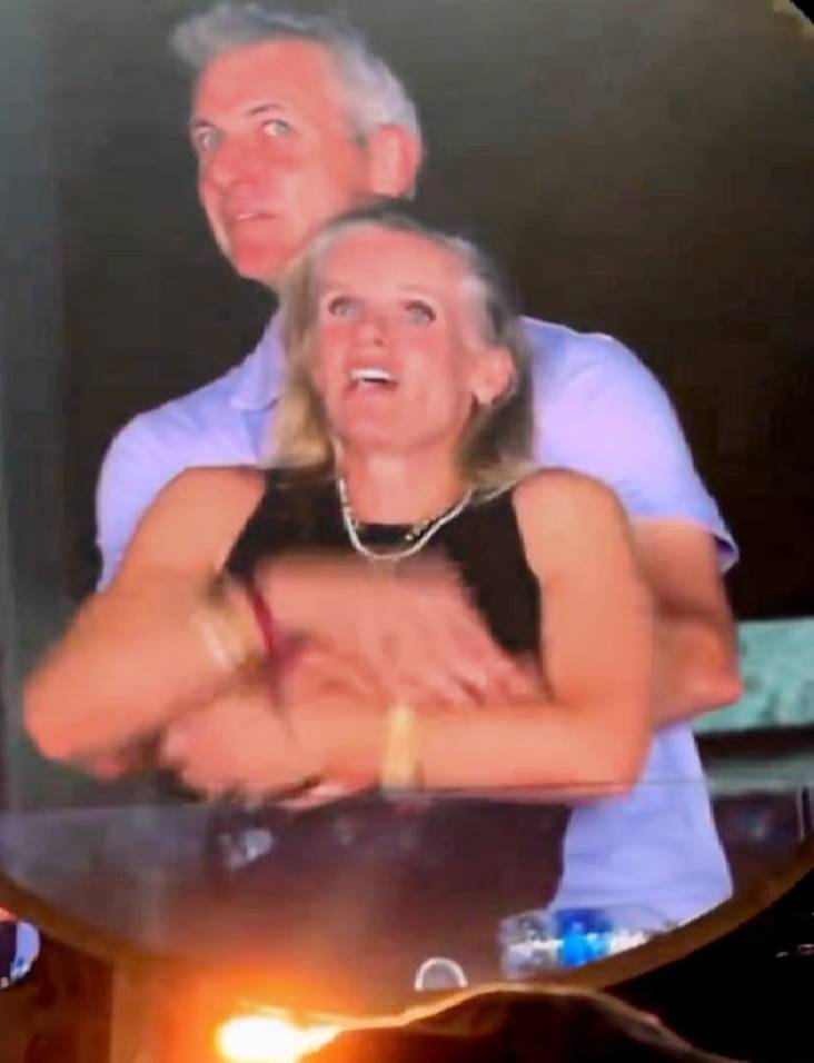 فضيحة «العناق الشهير»: نهاية زواج المسؤولين التنفيذيين (((( تُلاحَظ الصورة الأولى)))))