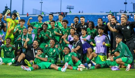 الأخضر الشاب «عينه» على الذهب