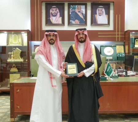 محافظ الخرج يكرّم المواطن عمر العقيلي المتبرع بجزء من كبده