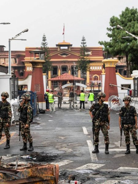 الرئيس النيبالي يعين امرأة رئيسة للوزراء ويحل البرلمان