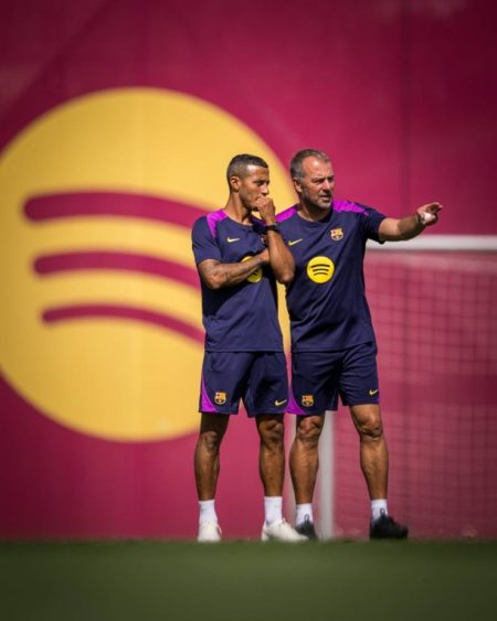 على ملعب يتسع لـ6 آلاف مشجع فقط .. فالنسيا يهدد عودة برشلونة