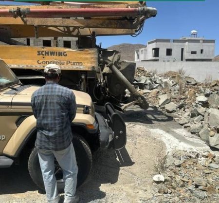 ضبط مقيم مخالف لتلويثه البيئة بتفريغ مواد خرسانية في منطقة عسير