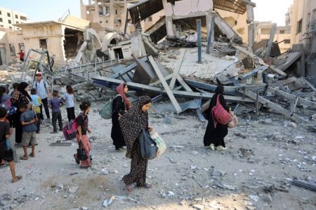 إسرائيل تهجّر 350,000 فلسطيني من شرق غزة