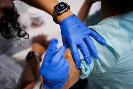 شكوك «كيندي الابن» توقف تطوير لقاح جديد لالتهاب الحلق