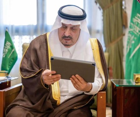 أمير الرياض يستقبل مدير تعليم المنطقة