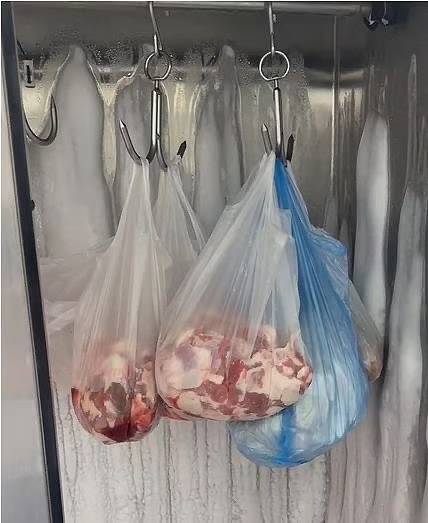 تبوك: ضبط 400 كجم لحوم مجهولة المصدر مخزنة بأحد المنازل