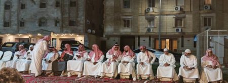 مقرن بن ممدوح يعزي أسرة النجار في فقيدتهم