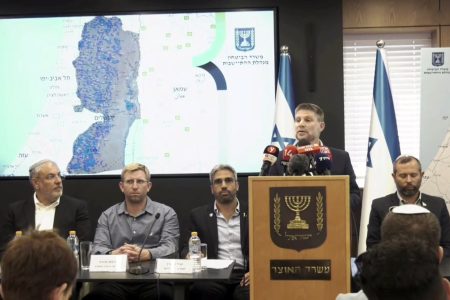 سموتريتش يدعو لضم الضفة الغربية ويتوعد السلطة بـ”الإبادة”