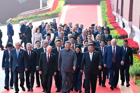 ابنة كيم جونغ أون ضيفة مفاجئة بعرض الصين العسكري.. فهل تكون خليفته؟