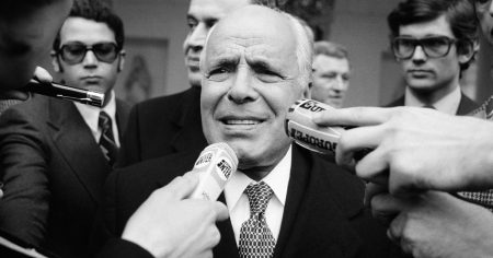 “المجاهد الأكبر” الذي ظن أن باريس أقرب إليه من مكة