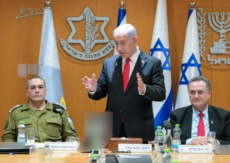 لماذا يتمسك نتنياهو باحتلال غزة ويدير ظهره للصفقة الجزئية؟