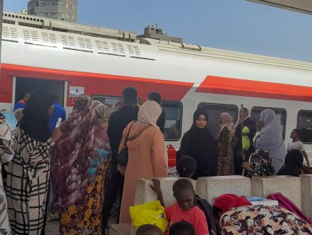 قطار العودة يختزل حكايات الألم والأمل لسودانيين على رصيف القاهرة