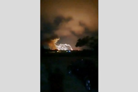 مصادر تتحدث للجزيرة نت عن هدف الغارات الإسرائيلية على حمص